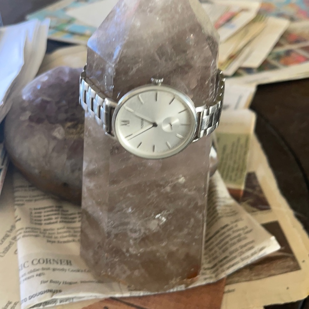 Silver fossil watch may have 📦 no scratches. Works needs battery